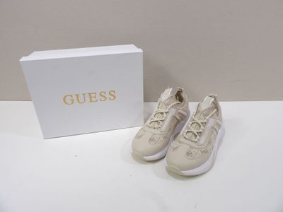 baskets Guess blanches avec un logo doré sur le côté