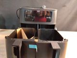 quelqu'un prend une photo d'un téléphone portable dans un étui pour appareil photo