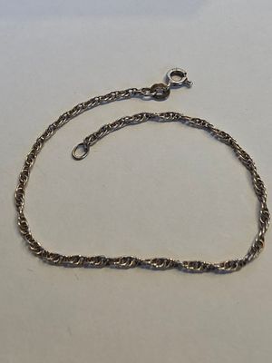 bracelet à chaîne plaqué argent avec un fermoir, sur fond blanc