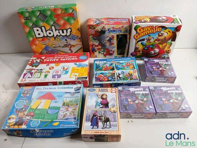 beaucoup de jouets et de jeux posés sur la table