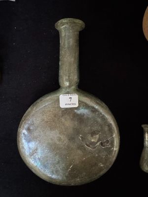 Vase bouteille en verre irisé, panse discoïde et col à large…