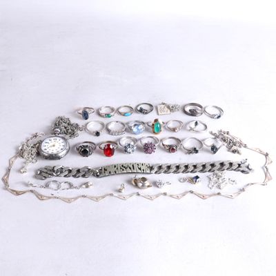 tout un tas de bagues et de bracelets différents posés sur une table