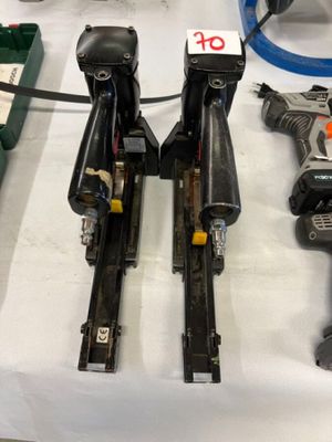 de nombreux outils posés ensemble sur une table