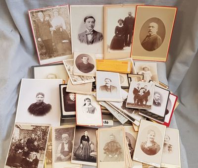 beaucoup de vieilles photos d'hommes et de femmes sur la table