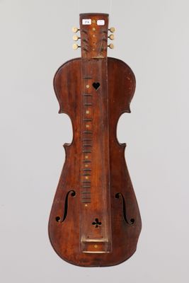 Un vieux violon est suspendu au plafond dans une pièce.
