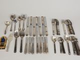 beaucoup d'argenterie sur une table blanche