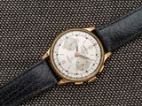 gros plan d'une montre sur une surface noire
