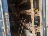 une pièce où se trouvent tout un tas d'outils