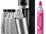 trois bouteilles de soda et une bouteille d'eau, les unes à côté des autres