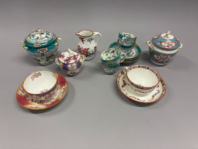 un ensemble de tasses à thé et de soucoupes posées sur une table
