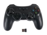 une image montrant un gros plan d'une manette de jeu reliée à un câble USB