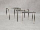un ensemble de trois tables avec des plateaux en verre et des pieds en métal