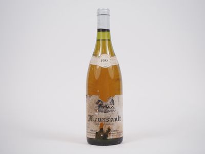 l'image d'une bouteille de vin posée sur une table