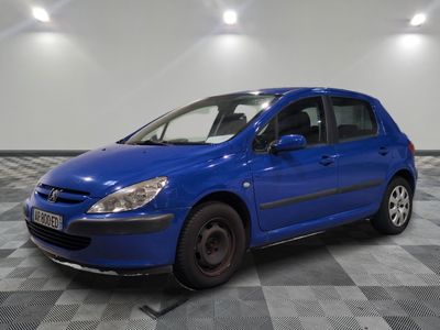 la voiture bleue est garée dans le garage sur le sol en damier