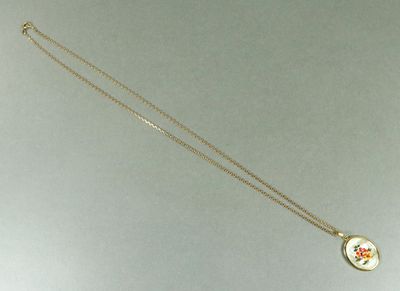un collier en or orné d'un chat