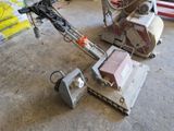 une machine posée au sol à côté d'autres machines