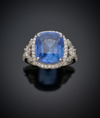 une bague en saphir bleu et diamant