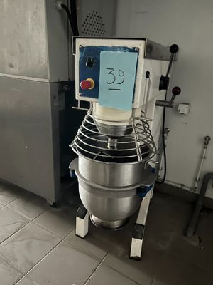 une photo d'un mixeur dans une cuisine, sur lequel est accrochée une pancarte