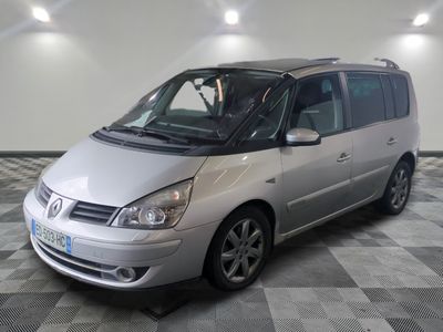 la photo d'un monospace argenté garé dans un garage