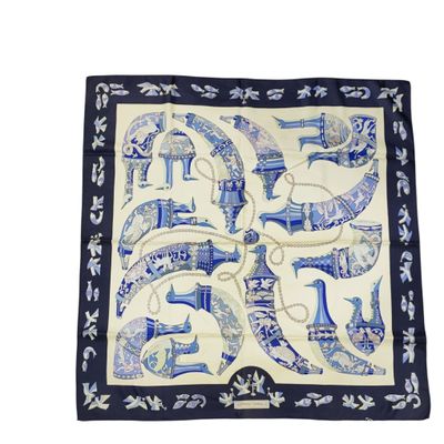 une photo d'une écharpe bleue et blanche ornée d'un motif