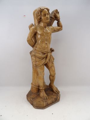 statue en bois sculpté représentant un homme tenant un oiseau dans la main