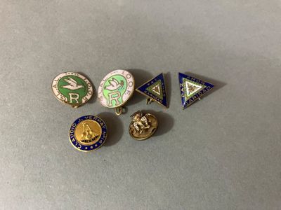 a close up of a bunch of pins sitting on top of a table