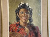 tableau représentant une femme en robe rouge, avec une fleur blanche dans les cheveux