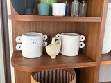 une étagère en bois sur laquelle est posé un panier