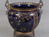 un grand vase bleu orné d'un motif doré
