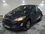 la photo d'une voiture bleue garée dans un garage