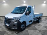 la photo d'une camionnette blanche garée dans un garage