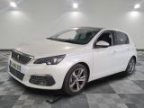 la voiture blanche est garée sur un carrelage à carreaux