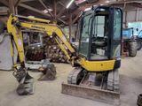 une pelleteuse jaune garée dans un bâtiment