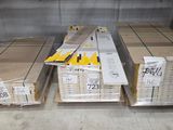 de nombreux cartons sur une palette dans un entrepôt