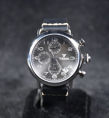 gros plan d'une montre sur une surface noire