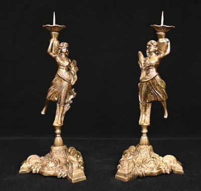 une paire de bougeoirs anciens en laiton ornés de figures