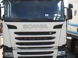 un camion blanc garé dans un parking