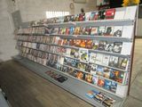 une grande sélection de DVD disposés sur une étagère dans une pièce