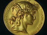 gros plan d'une pièce d'or avec un visage de femme