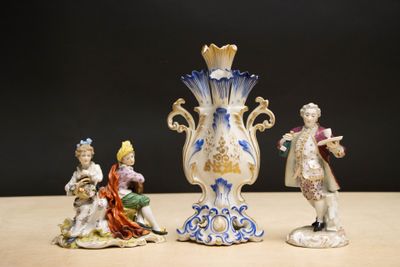 trois figurines assises sur une table