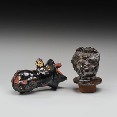 deux petites sculptures représentant un homme à moto et un lion