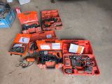 de nombreuses caisses orange remplies d'outils, posées par terre