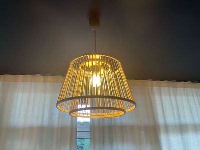 une lampe suspendue au plafond d'une pièce