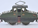 un petit train sur une surface blanche avec un fond blanc