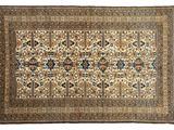 un tapis persan ancien avec un motif floral et des franges