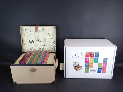 une boîte de livres posée à côté d'une autre boîte de livres