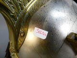 un vase en argent sur lequel est collé un autocollant