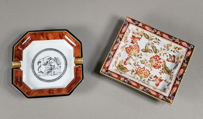 paire de petits plats en porcelaine ornés de motifs floraux et bordés d'or