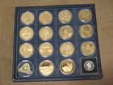 une image représentant une vitrine remplie de pièces d'or et d'argent