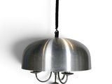 une lampe en métal accrochée au mur